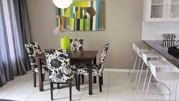 House, 2 Bedrooms, Patio | Dining room
