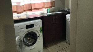 House, 2 Bedrooms, Balcony | Interior - Furnished Apartment Long Or Short Bloemfontein (Bloemfontein)