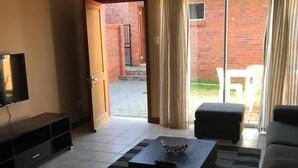 House, 2 Bedrooms, Balcony | Living room - Furnished Apartment Long Or Short Bloemfontein (Bloemfontein)