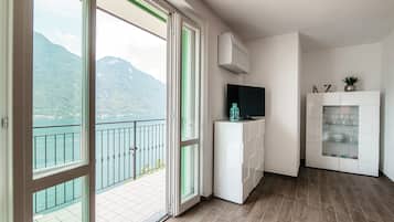 Apartment, Lake View | Iron/ironing board, free WiFi