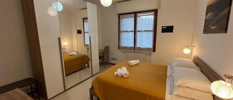 2 Schlafzimmer, Zimmersafe, Schreibtisch, Bügeleisen/Bügelbrett