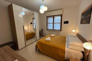 2 多间卧室、客房内保险箱、办公桌、熨斗/熨衣板