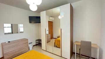 2 室のベッドルーム、セーフティボックス (室内)、デスク、アイロン / アイロン台