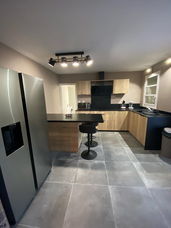 Private kitchen - Belle Maison Confortable ET Reposante (Chanos-Curson)