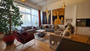 TV connectée, livres, écrans d'ordinateur, imprimantes