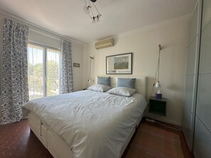 4 slaapkamers, een bureau, een strijkplank/strijkijzer, gratis wifi
