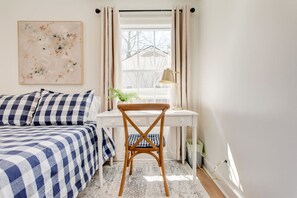 3 chambres, bureau, fer et planche à repasser, lit de bébé portatif