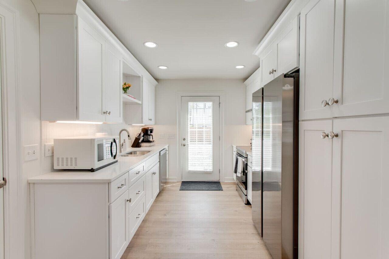 冷蔵庫、電子レンジ、オーブン、コンロ