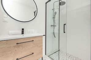 Shower, hair dryer, towels, shampoo