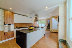 Een magnetron, een oven, een kookplaat, een vaatwasser