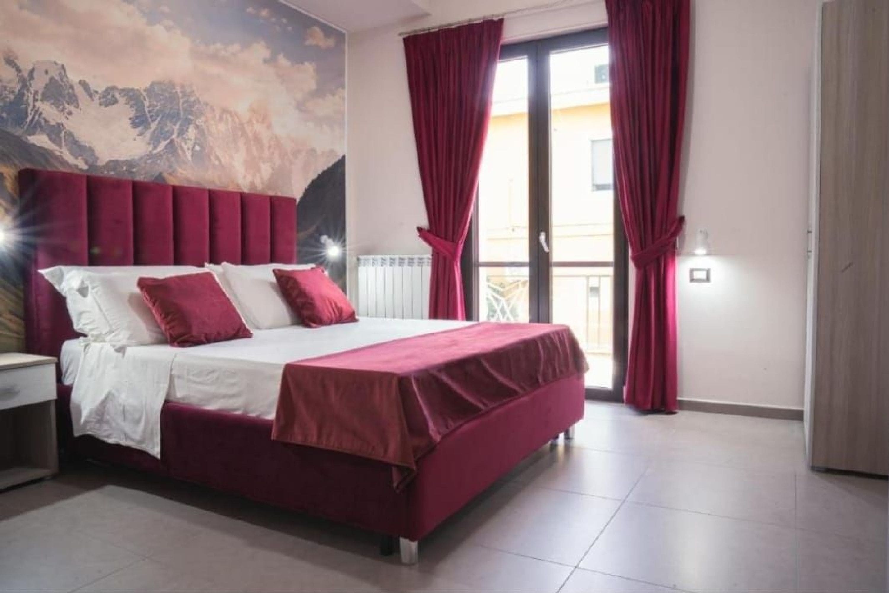 Minibar, skrivebord, skrivebord for bærbar PC og wi-fi (inkludert)