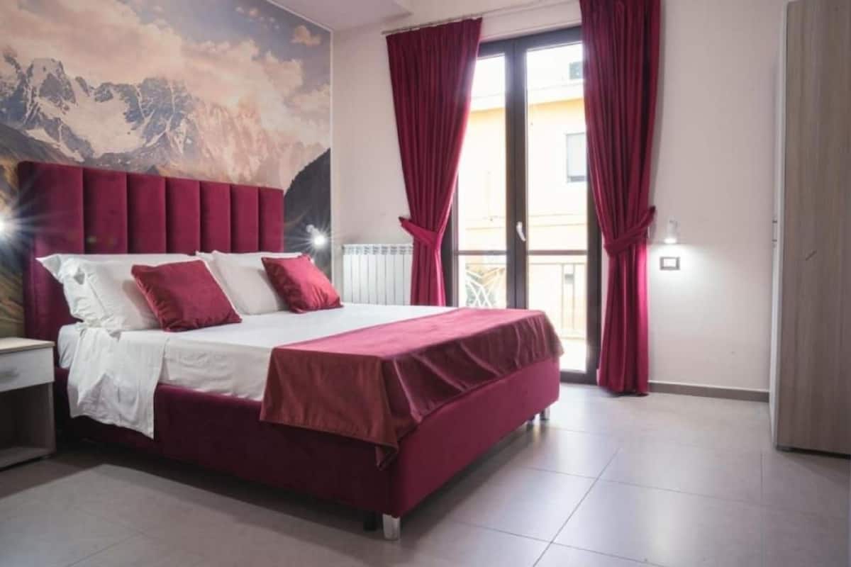 Minibar, skrivebord, skrivebord for bærbar PC og wi-fi (inkludert)