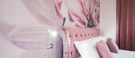 Minibar, escriptori i espai de treball apte per a portàtils