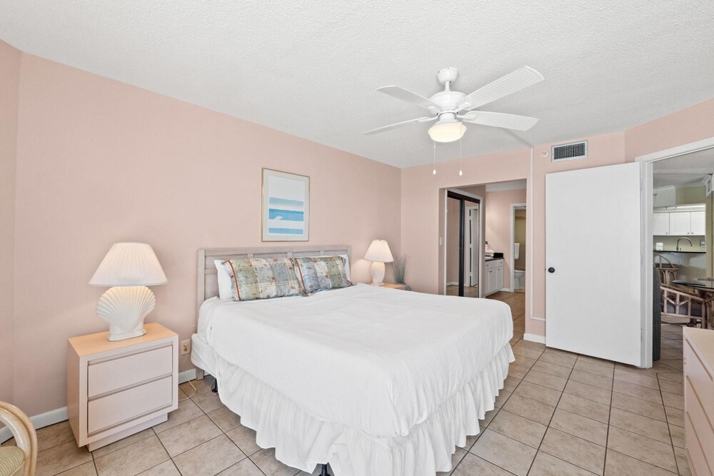 Summerhouse 707B Sleeps 8 Beachfront, 2 Pools, East End of Pcb