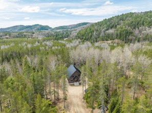 Exterior - Wooden Chalet with Hot Tub | L'Inukshuk (Saint-Alexis-des-Monts)
