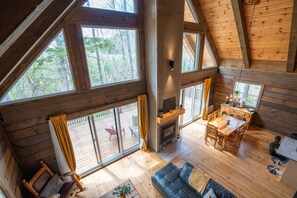 Een open haard en een kantoor