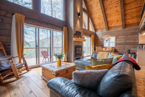 Wooden Chalet with Hot Tub | L'Inukshuk