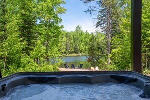 Outdoor spa tub - Spa et Private lake - Le Rocher du Lac (Saint-Didace)