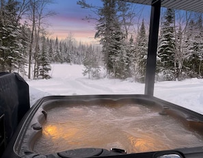 Outdoor spa tub - Spa et Private lake | Le Rocher du Lac (Saint-Didace)