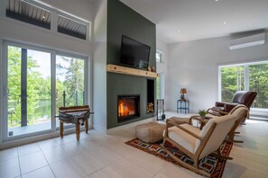 TV, lareira, livros, escritórios