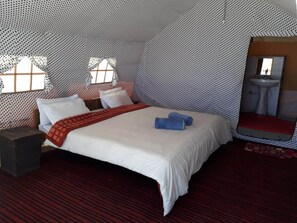 Tente Deluxe, vue montagne | Salle de bain | Douche, douche hydromassante, serviettes fournies