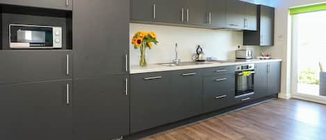 Cottage | Private kitchen | Dishwasher, cookware/dishes/utensils