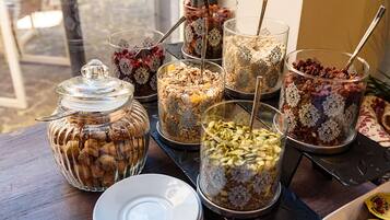 بوفيه فطور مجانًا يوميًا