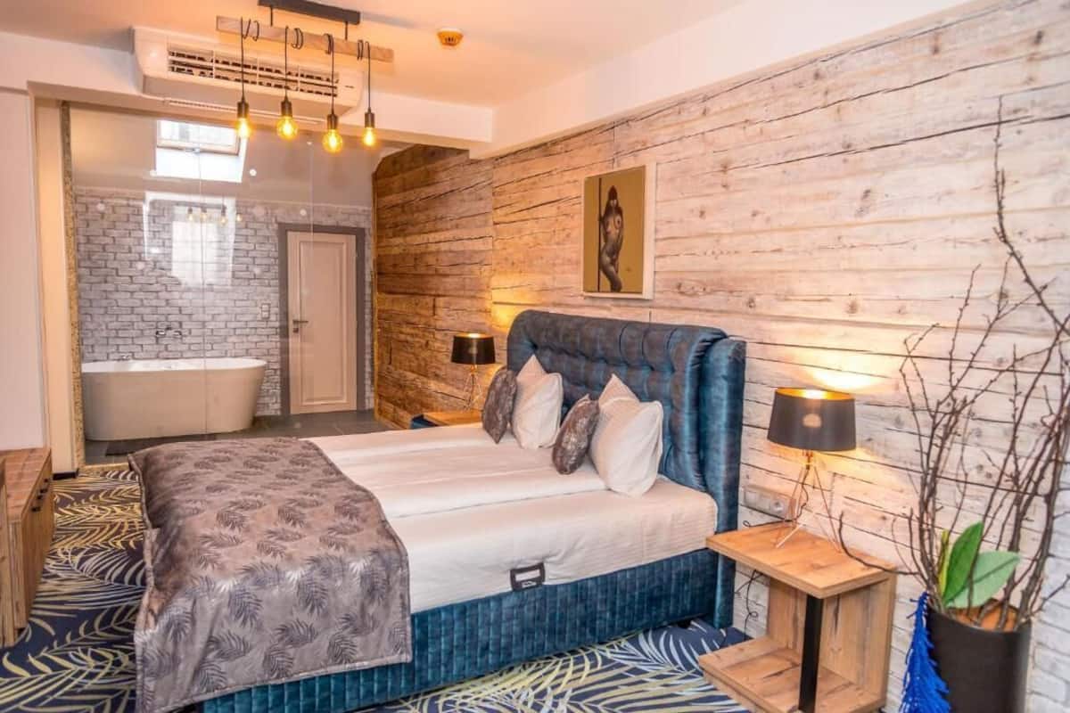 Deluxe Double Room | 1 bedroom, in-room safe, desk, soundproofing