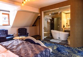 Exclusive Double Room | In-room safe, desk, soundproofing, free WiFi