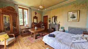 6 bedrooms, iron/ironing board, free WiFi, bed sheets