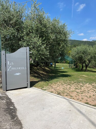 Caratteristica Casa Nelle Colline di Garda in Tranquillo Borgo Immerso nel Verde