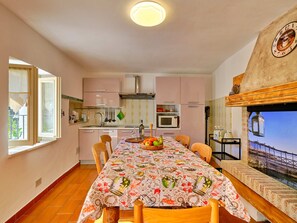 Réfrigérateur, micro-ondes, plaque de cuisson, lave-vaisselle