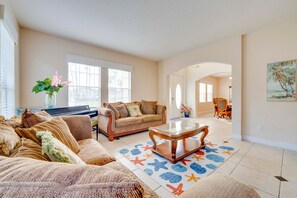 Villa, 5 chambres, accessible aux personnes à mobilité réduite, piscine privée | Salle de séjour | Livres