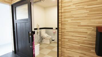 Un baño moderno con inodoro, lavabo y ducha.