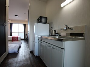 Standard Double Room | Private kitchen | Mini-fridge, microwave - AMAWARI HOTEL (Uruma)