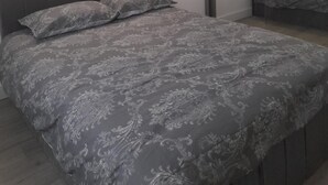 Apartment | 2 bedrooms, iron/ironing board, WiFi (free), bed sheets - Apartment - Sleeps up to 6 & Free Parking (London)