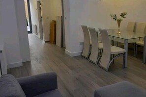 Dining - Apartment - Sleeps up to 6 & Free Parking (London)