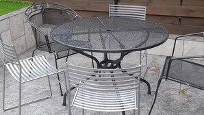 A round metal table with a mesh top surrounded by four metal chairs with slatted backs. - Apartment - Sleeps up to 6 & Free Parking (London)