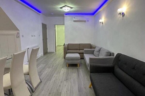 TV - Apartment - Sleeps up to 6 & Free Parking (London)