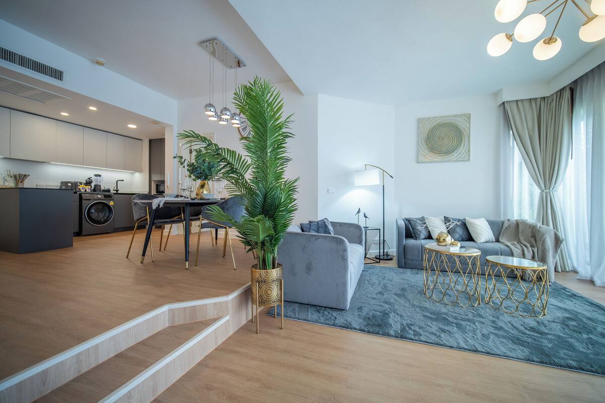 Leilighet – executive, 1 soverom, terrasse, bassengutsikt | Oppholdsområde | En 55-tommers smart-TV med digitale kanaler