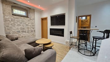 Smart TV, fireplace
