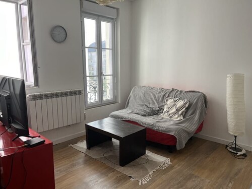 À 8 minutes à pied du métro ligne 8 afin d'accéder facilement à Paris !