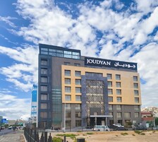 Un moderno edificio de hotel con un letrero destacado que dice 