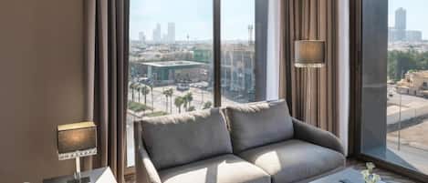 Een minibar, een strijkplank/strijkijzer, gratis wifi, beddengoed