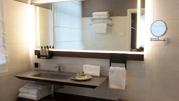 Regadera, secadora de cabello, bidet, toallas