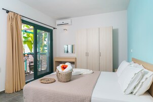 1 habitación, caja de seguridad en la habitación y escritorio 