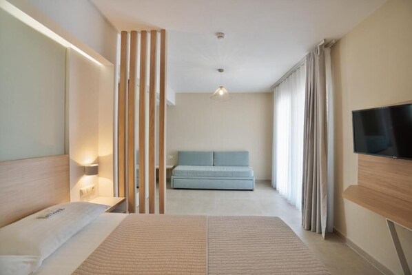 1 habitación, caja de seguridad en la habitación y escritorio