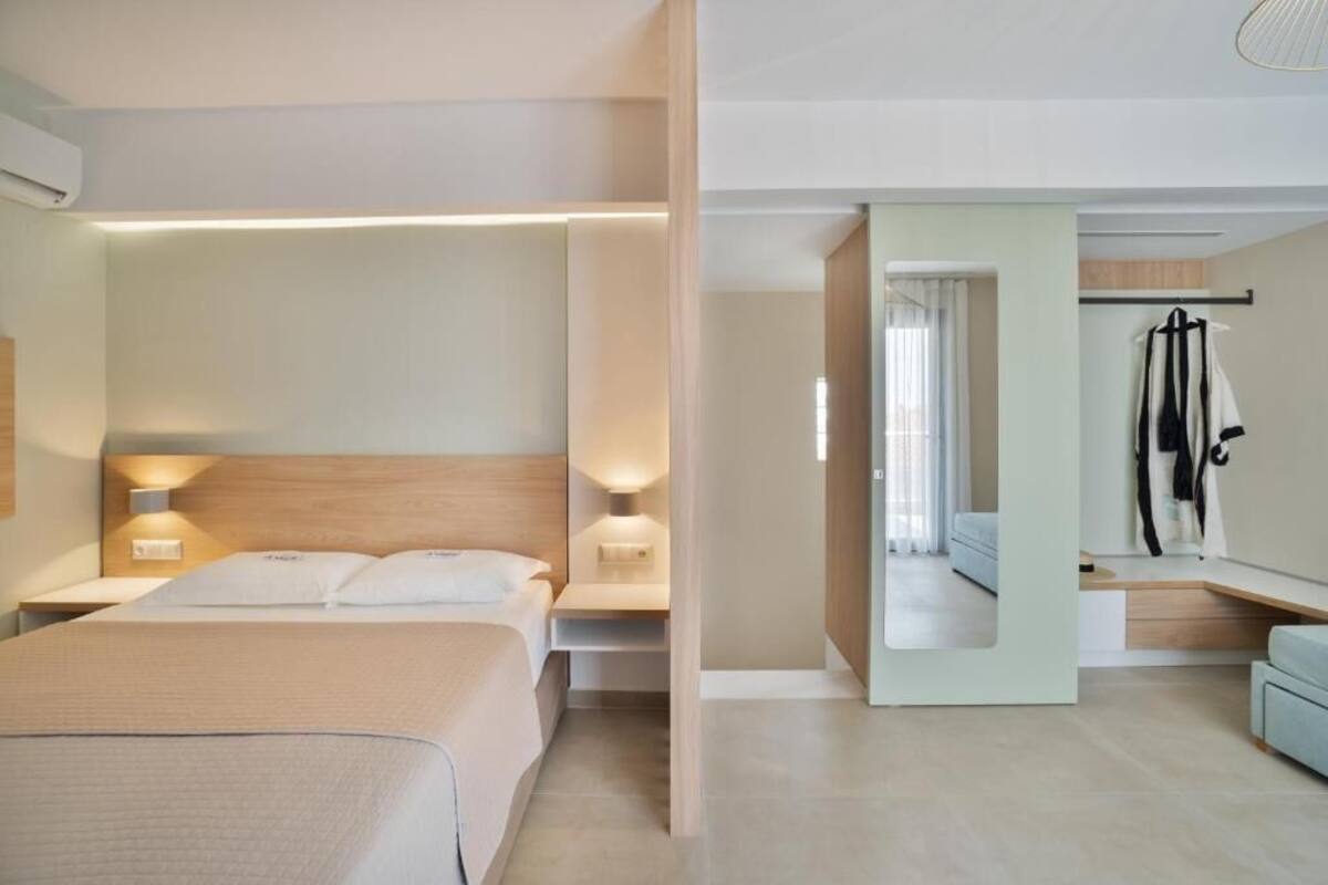 Premium Suite | 1 bedroom, in-room safe, desk, laptop workspace