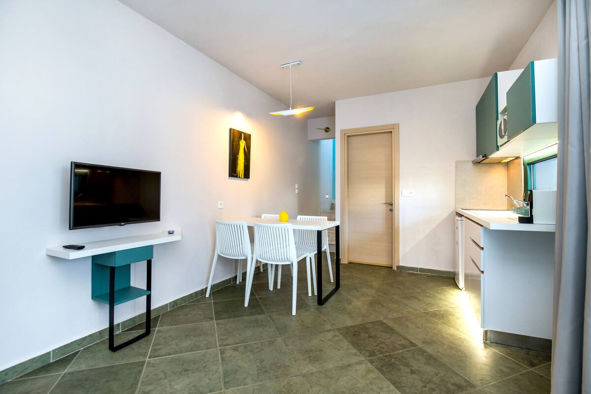 Suite Premium | 1 habitación, caja de seguridad en la habitación y escritorio