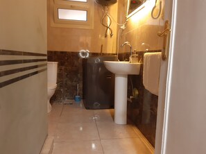 Artículos de tocador gratuitos, secador de pelo, pantuflas, bidet